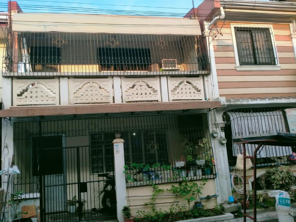 ein Haus mit einem Tor und einem Balkon in der Unterkunft S&S Transient House-San Isidro Cabuyao in Cabuyao