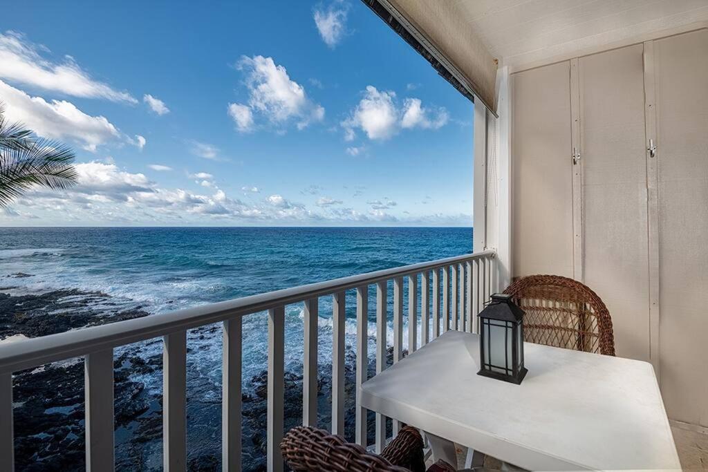 カイルア・コナにあるWonderful Modern Oceanfront Condo - Hale Kona Kai 408 by Casago Konaの海の景色を望むバルコニー(テーブル付)