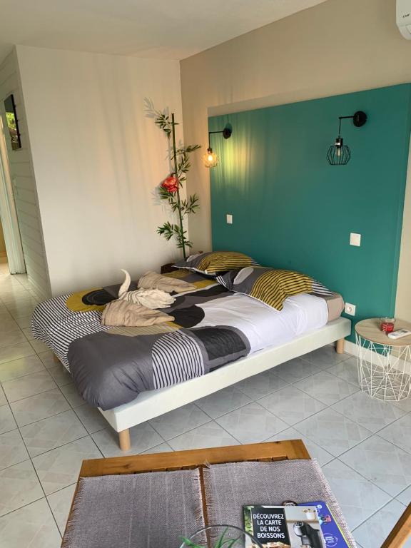 Postel nebo postele na pokoji v ubytování Studio PeTiT CoCon Anse Mitan Trois Ilets