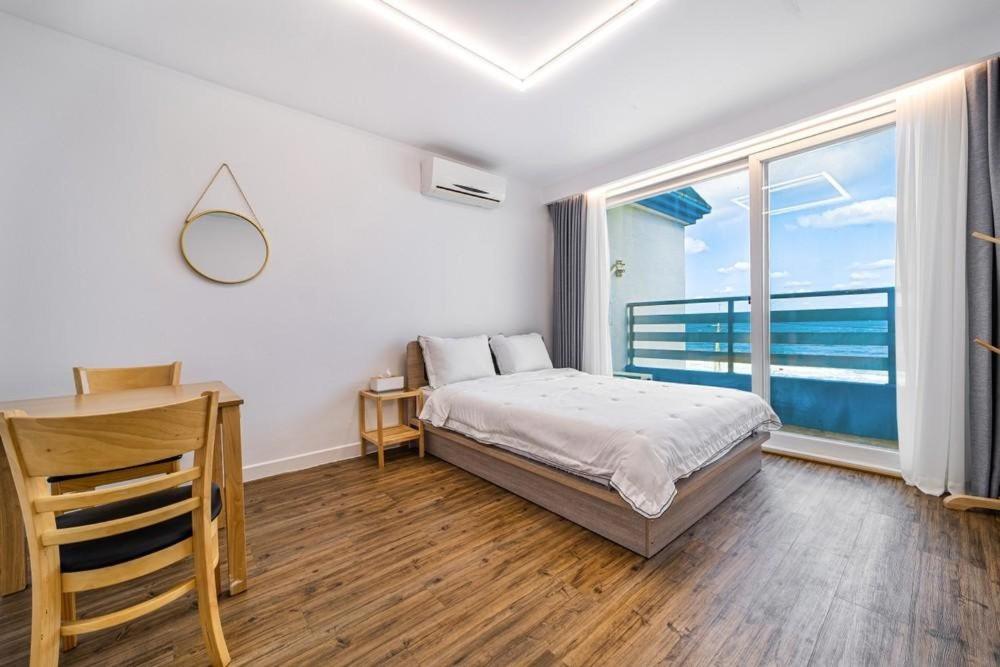 Postel nebo postele na pokoji v ubytování Sky Sea Pension