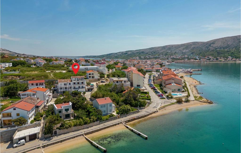 widok z powietrza na małe miasteczko na wodzie w obiekcie Beautiful Apartment In Pag With House Sea View w mieście Pag