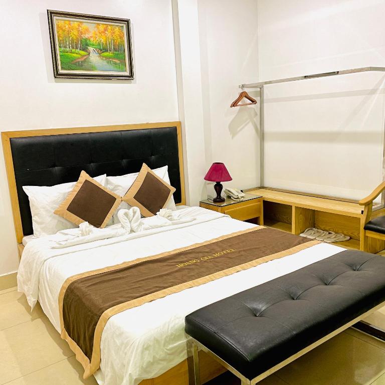 Postel nebo postele na pokoji v ubytování Hoàng Gia Hotel