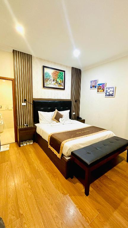 Postel nebo postele na pokoji v ubytování Hoàng Gia Hotel