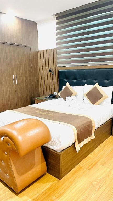 Postel nebo postele na pokoji v ubytování Hoàng Gia Hotel