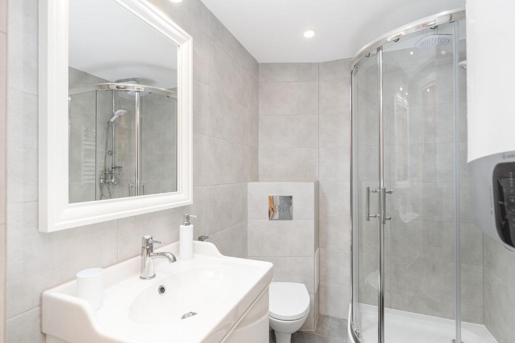 UROCZY ZAKĄTEK - Apartamenty z własnymi tarasami i grillem w centrum Zatora, blisko Energylandii - 5