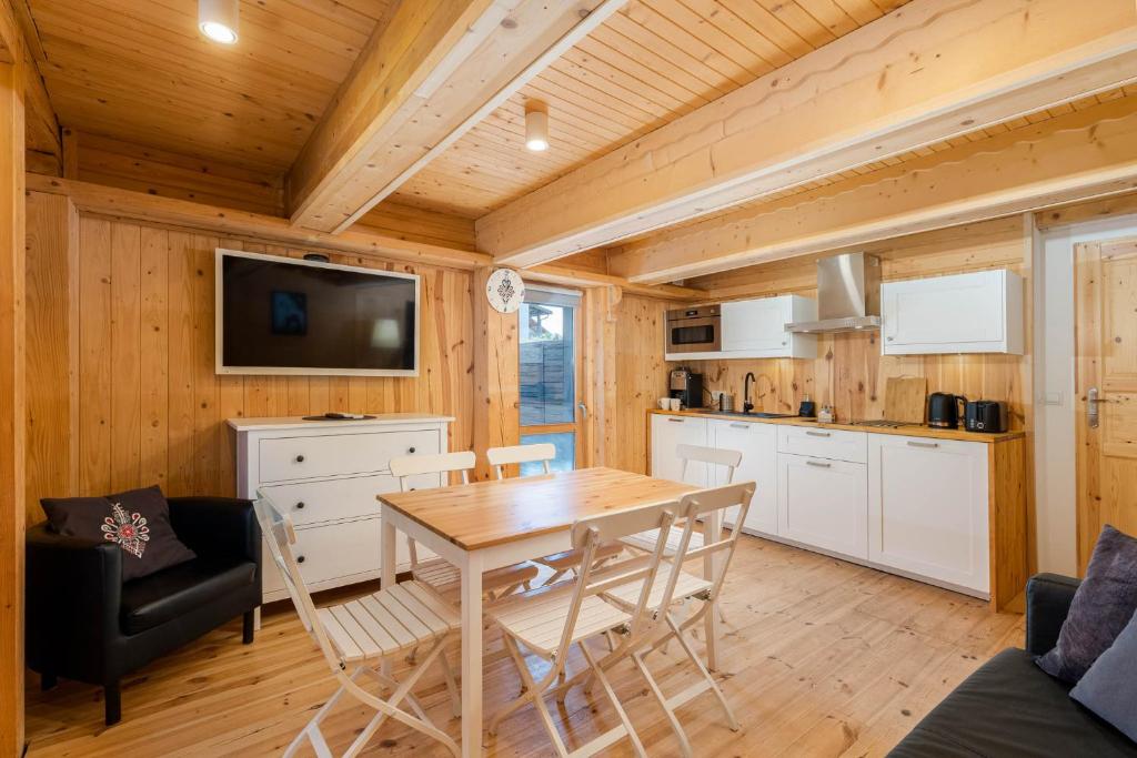 UROCZY ZAKĄTEK - Apartamenty z własnymi tarasami i grillem w centrum Zatora, blisko Energylandii - 2