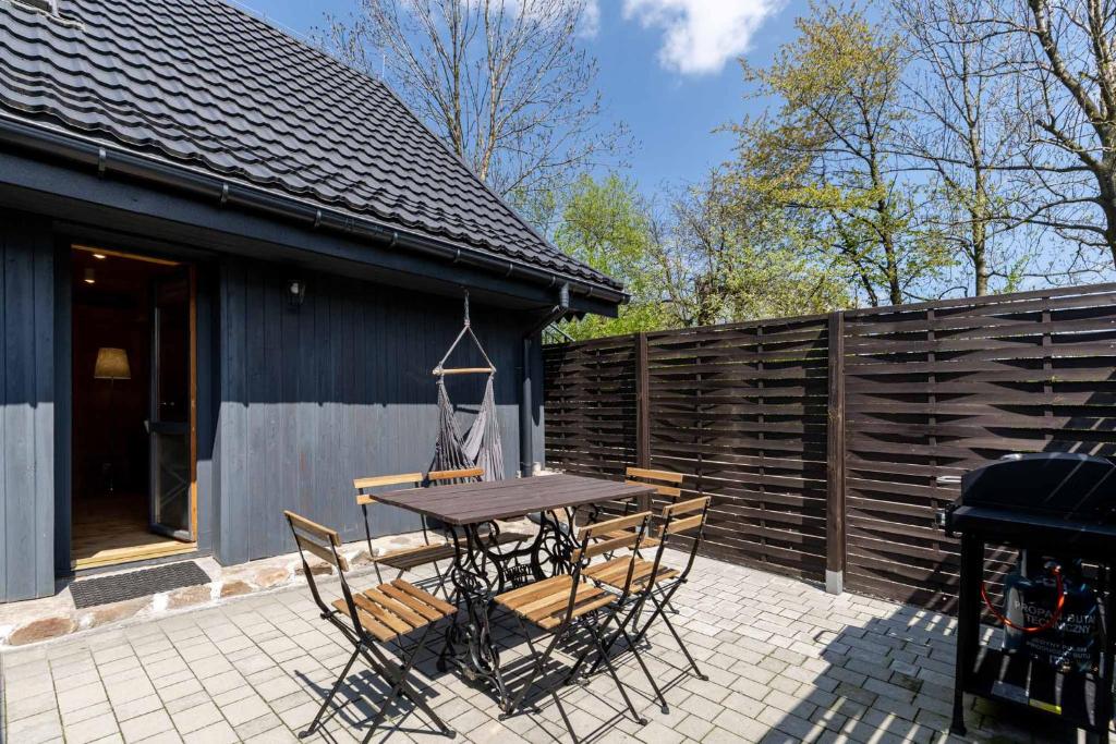 UROCZY ZAKĄTEK - Apartamenty z własnymi tarasami i grillem w centrum Zatora, blisko Energylandii - 11