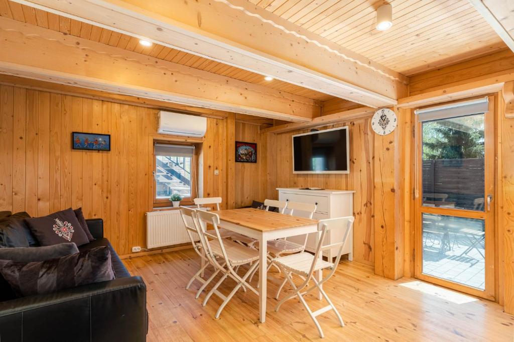 UROCZY ZAKĄTEK - Apartamenty z własnymi tarasami i grillem w centrum Zatora, blisko Energylandii - 3