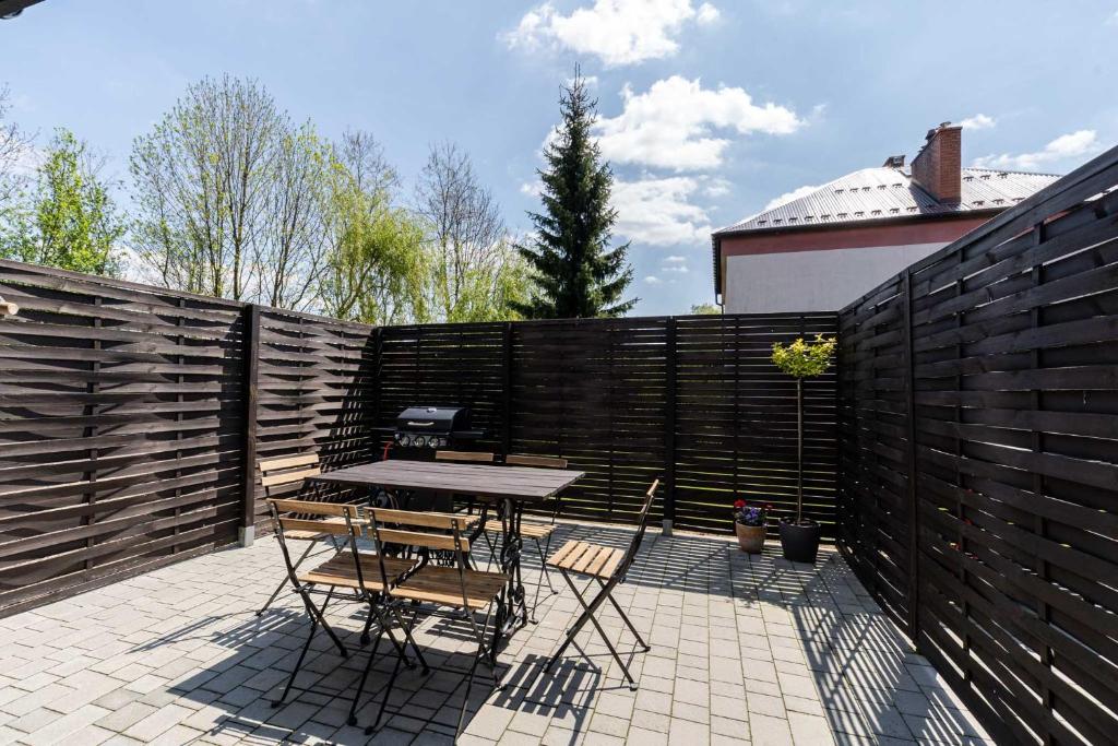 UROCZY ZAKĄTEK - Apartamenty z własnymi tarasami i grillem w centrum Zatora, blisko Energylandii - 10