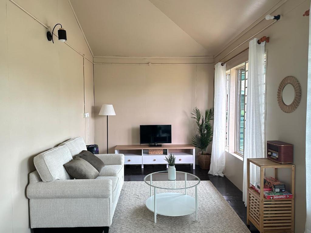峇里奧的住宿－Zara Lodge，客厅配有沙发和桌子