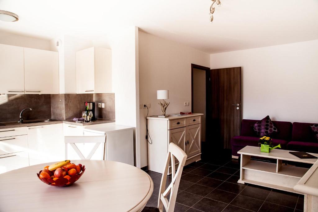 Kuchyň nebo kuchyňský kout v ubytování Hôtel Le Ménestrel
