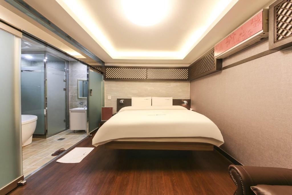 Postel nebo postele na pokoji v ubytování Sugar Hotel