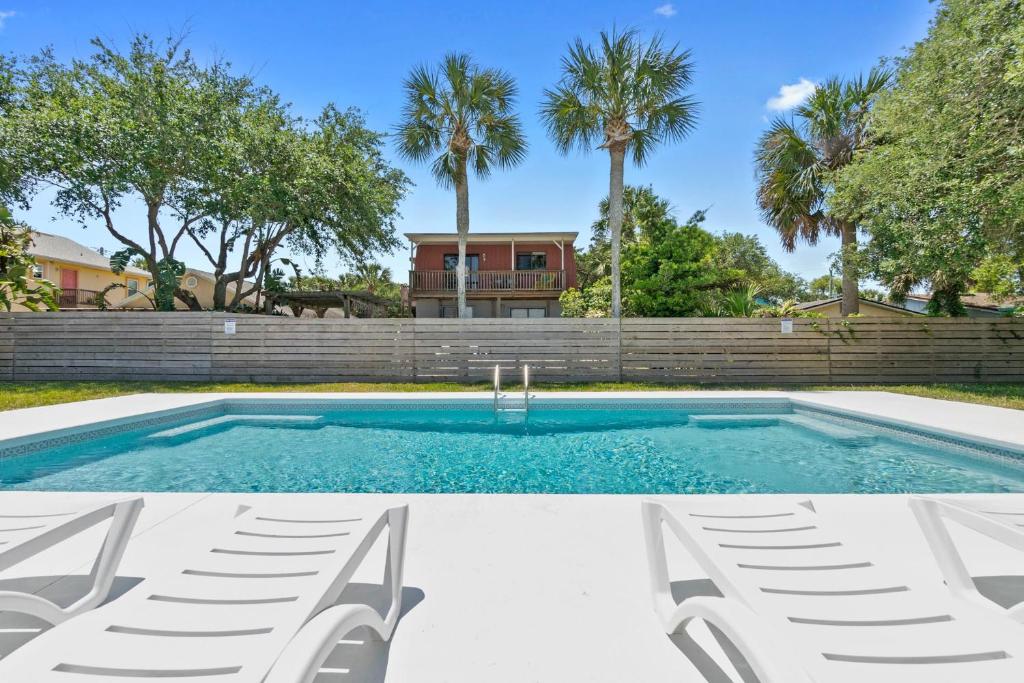 Πισίνα στο ή κοντά στο Paradise Palms - Sand Dollar Suite - Pool - Steps to Ocean - 10 min to Downtown!
