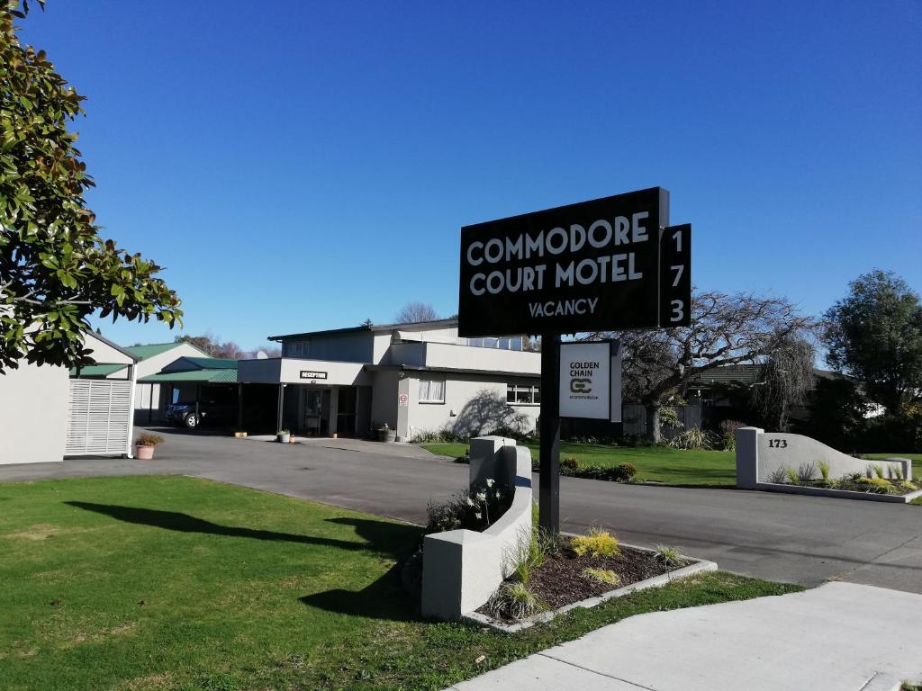a street sign for a townhouse court motel at Commodore Court Motel in Blenheim