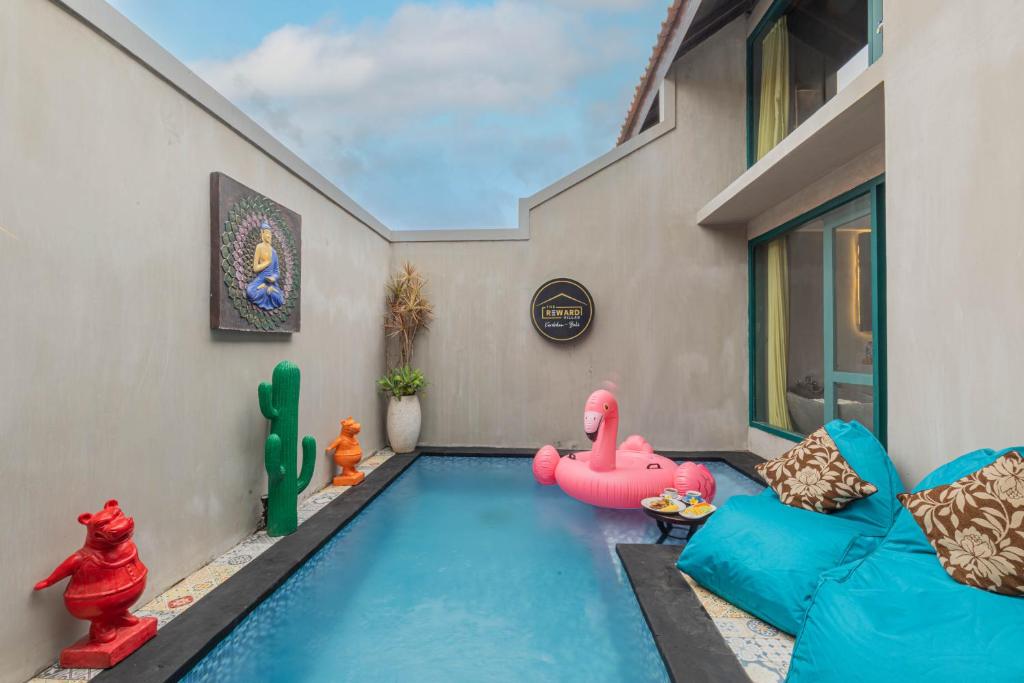 una pequeña piscina con un inflable rosa en The Reward Villas Kerobokan en Seminyak