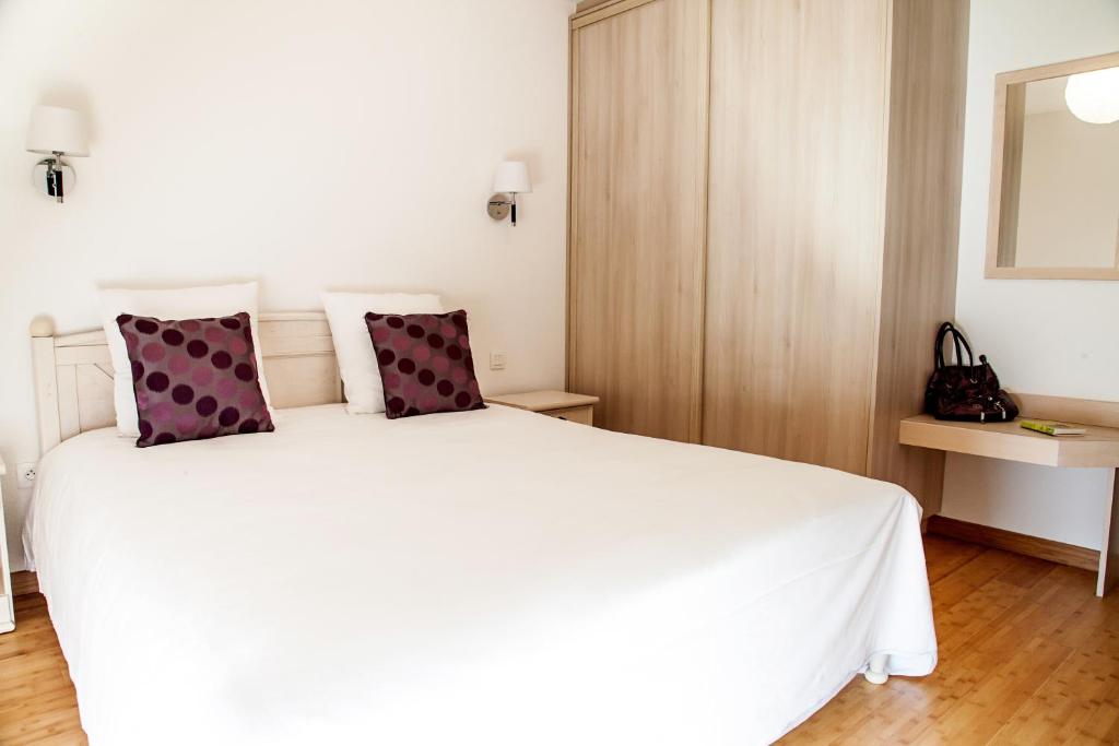 Postel nebo postele na pokoji v ubytování Hôtel Le Ménestrel