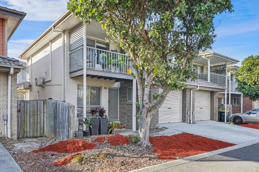Peaceful & Modern 3 Bedroom Home Perfect For The Family - Housity