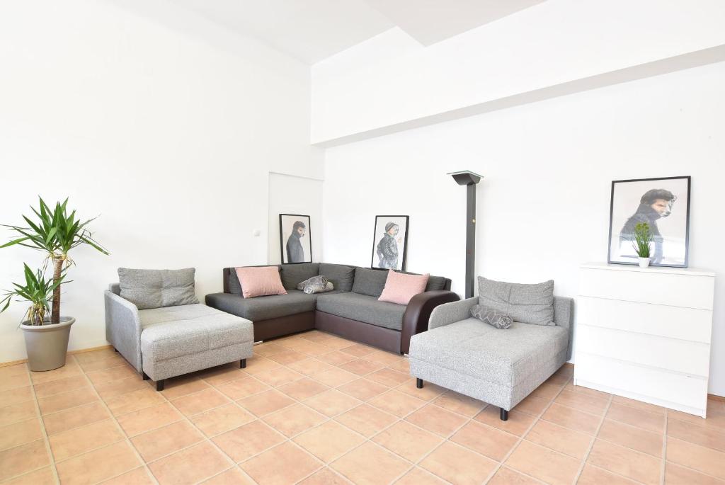 Posedenie v ubytovaní Huge Apartment in Awesome Location with parking