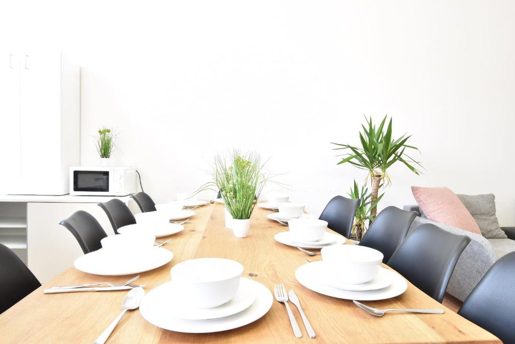 Posedenie v ubytovaní Huge Apartment in Awesome Location with parking