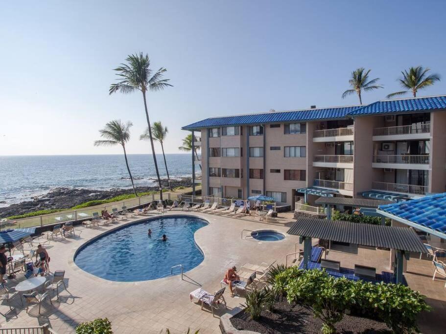 カイルア・コナにあるInviting Condo with a Stunning Ocean View! - Kona Reef C-22 by Casago Konaの海のそばのスイミングプール付きのホテル