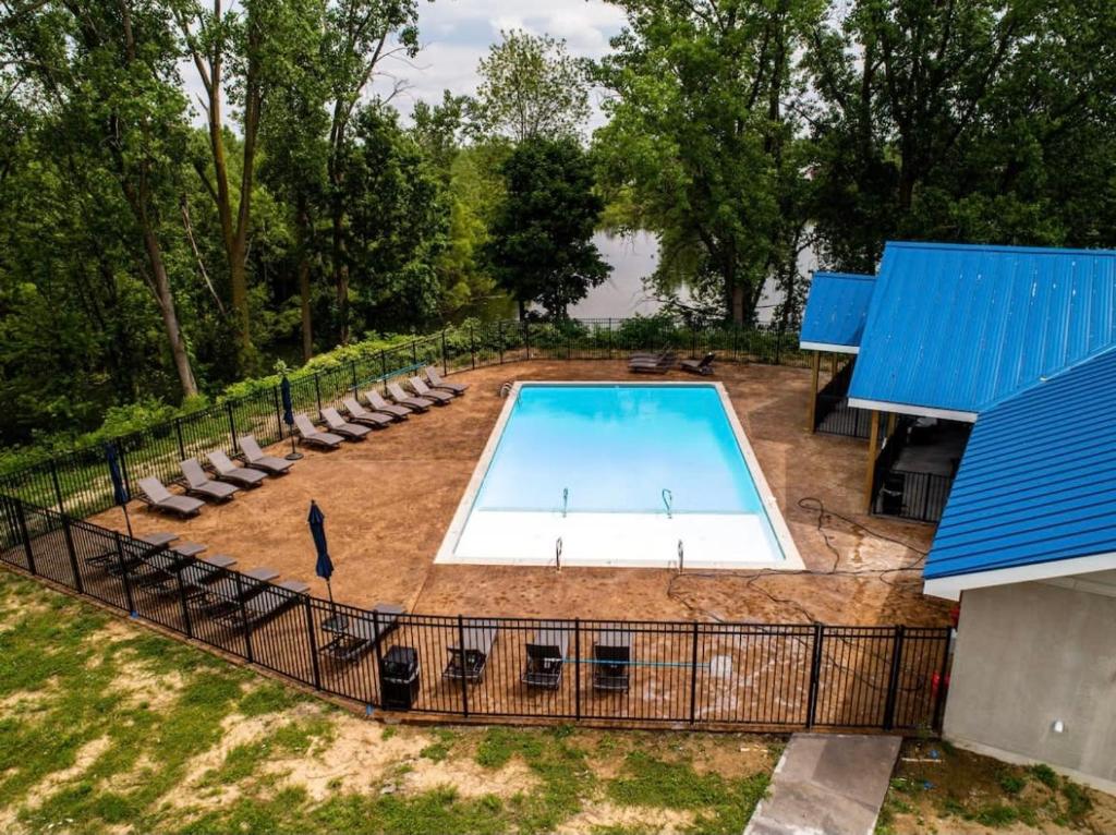 uma vista superior de uma piscina com cadeiras em 2BR Suite at The Grand Castle Pool Gym & Parking em Grandville