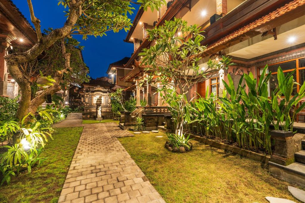 Taman di luar Suka Beach Inn