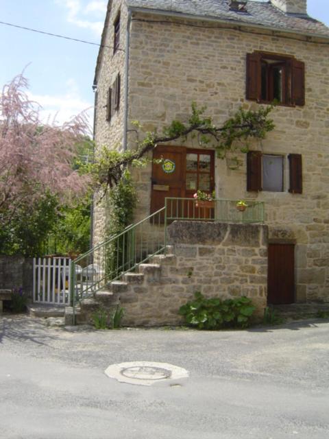 une maison en pierre avec un escalier et une porte dans l'établissement La Maison de Juliette, à Les Salelles