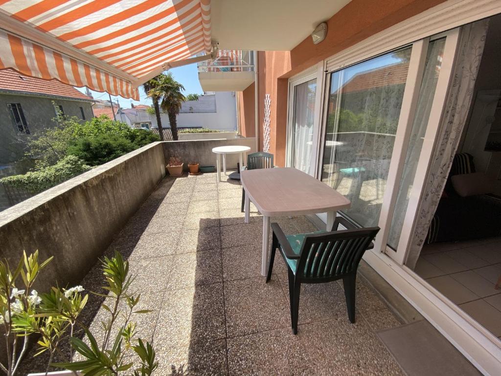 eine Terrasse mit einem Tisch und Stühlen auf dem Balkon in der Unterkunft Appartement Arcachon, 2 pièces, 3 personnes - FR-1-474-167 in Arcachon