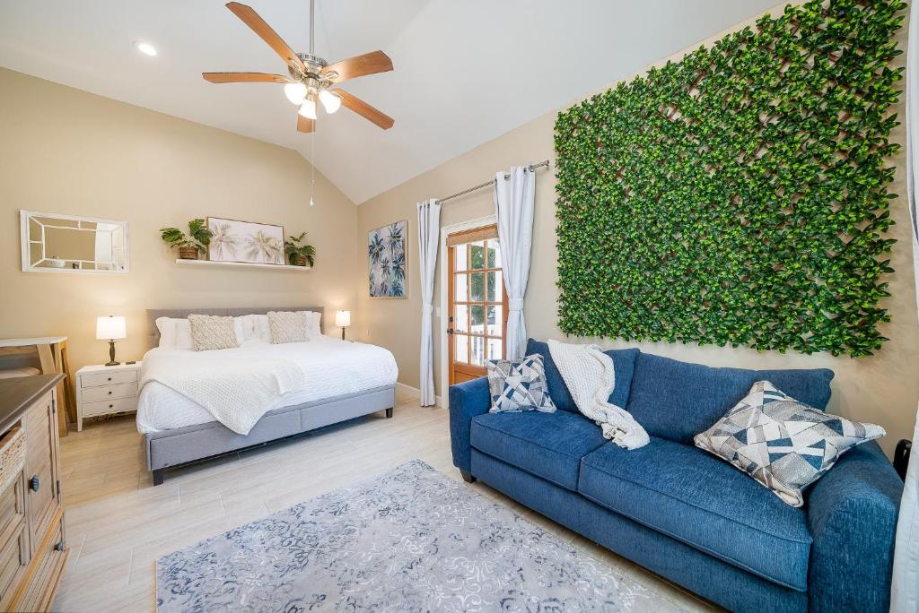 ein Schlafzimmer mit einem blauen Sofa und einer grünen Wand in der Unterkunft Quaint Studio in the Heart of Downtown St Augustine in St. Augustine