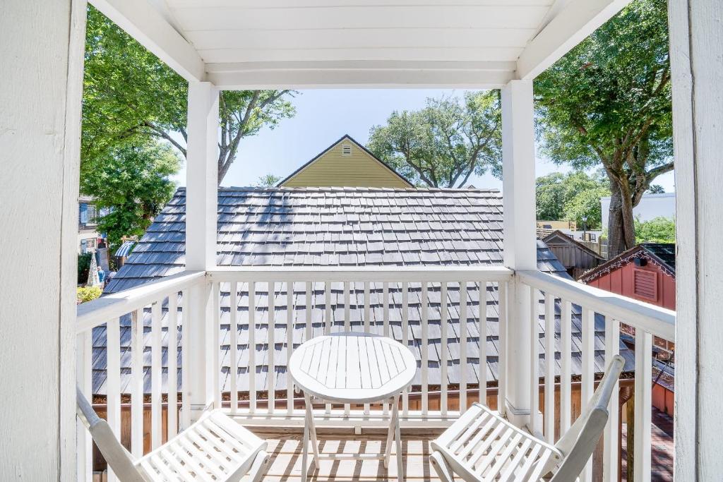 セント・オーガスティンにあるQuaint Studio in the Heart of Downtown St Augustineの白いポーチ(白いテーブルと椅子付)