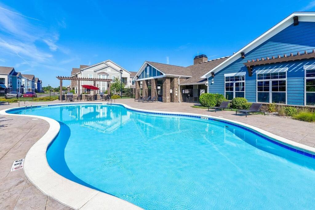 una grande piscina di fronte a una casa di An Exquisite 3 BedroomTownhome in Zionsville a Zionsville