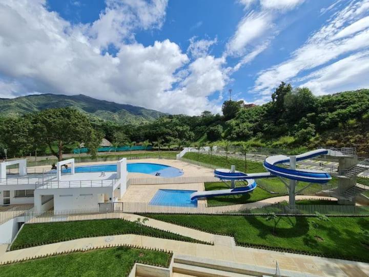 uma grande piscina com escorregas num quintal em Citadela disole 1007 em Santa Fe de Antioquia