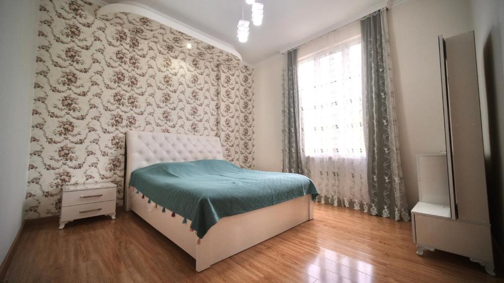 Habitación pequeña con cama y ventana en Guesthouse - Family Hotel, en Bagdatʼi