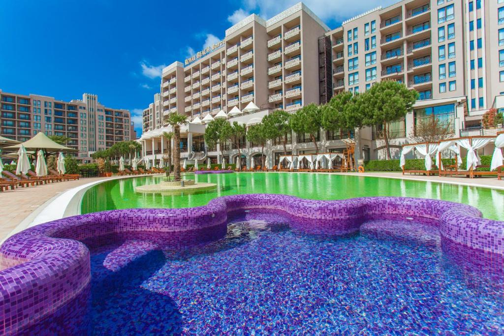 uma grande piscina com água roxa em frente a um edifício em Barceló Royal Beach - All Inclusive em Sunny Beach