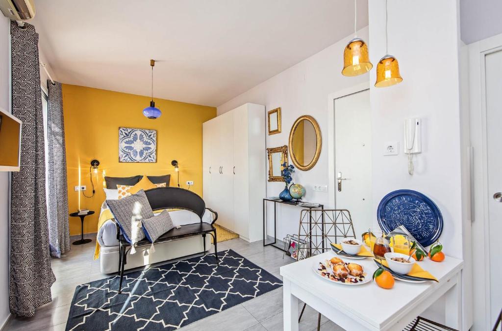 Habitación con cama y mesa con fruta. en Sweet Inn - Atic Gracia, en Barcelona