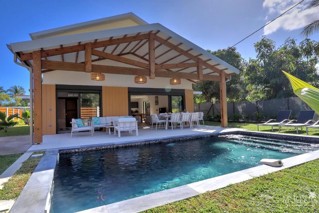 Kolam renang di atau dekat dengan VILLA ELISA à 300m du lagon