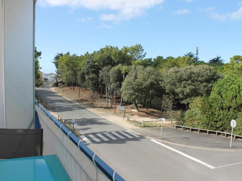 Cette chambre dispose d'un balcon offrant une vue sur la rue. dans l'établissement Studio rénové près de la plage et forêt à Notre-Dame-de-Monts - 2 pers - Balcon et WIFI - FR-1-540-134, à Notre-Dame-de-Monts