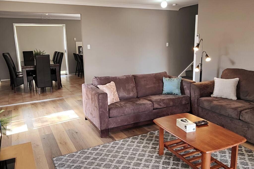 ein Wohnzimmer mit einem Sofa und einem Tisch in der Unterkunft Spacious 3 bedrooms Duplex Free parking in Liverpool