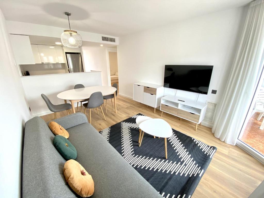Televízia a/alebo spoločenská miestnosť v ubytovaní For a Stay Regueral Mar