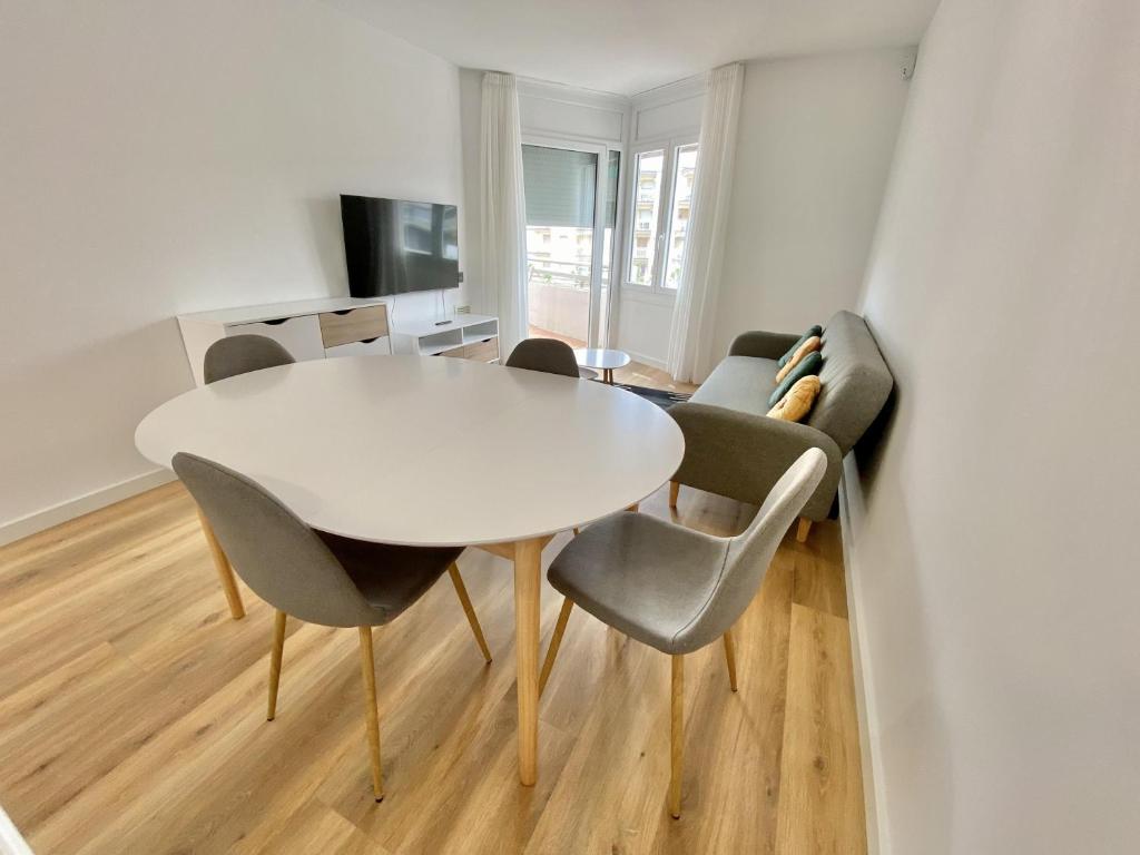 Televízia a/alebo spoločenská miestnosť v ubytovaní For a Stay Regueral Mar