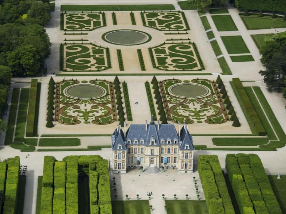 una vista aérea de una mansión con jardín en "Spacieux et lumineux" proche Paris, parking gratuit, en Cachan