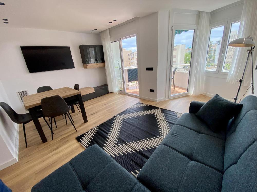 Televízia a/alebo spoločenská miestnosť v ubytovaní For a Stay Regueral Mar