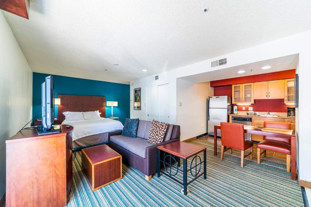 Metro PHX STUDIO QUEEN sleeps 4 HEATED POOL - Housity