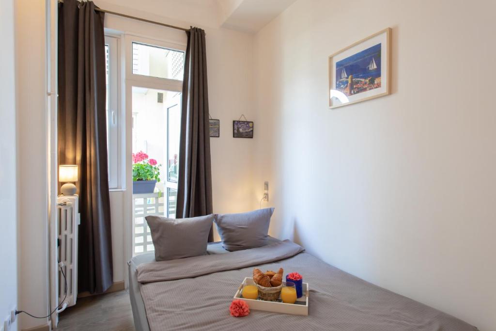 - un salon avec un lit et une fenêtre dans l'établissement Boutique apartment LA LAVANDE center Nice FREE parking, à Nice