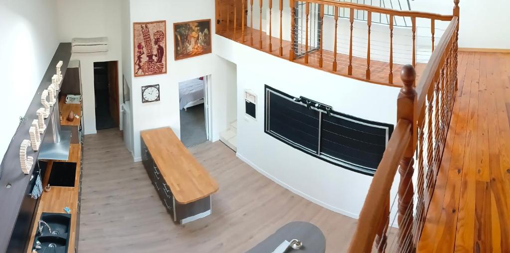 - une vue depuis le haut d'une maison avec un escalier dans l'établissement Maison de ville, à Saint-Nazaire-dʼAude