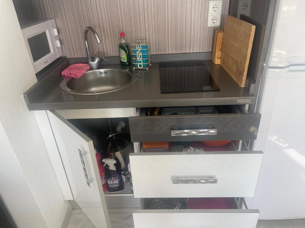 małą kuchnię ze zlewem i zlewem w obiekcie Atico penthouse w mieście Roquetas de Mar