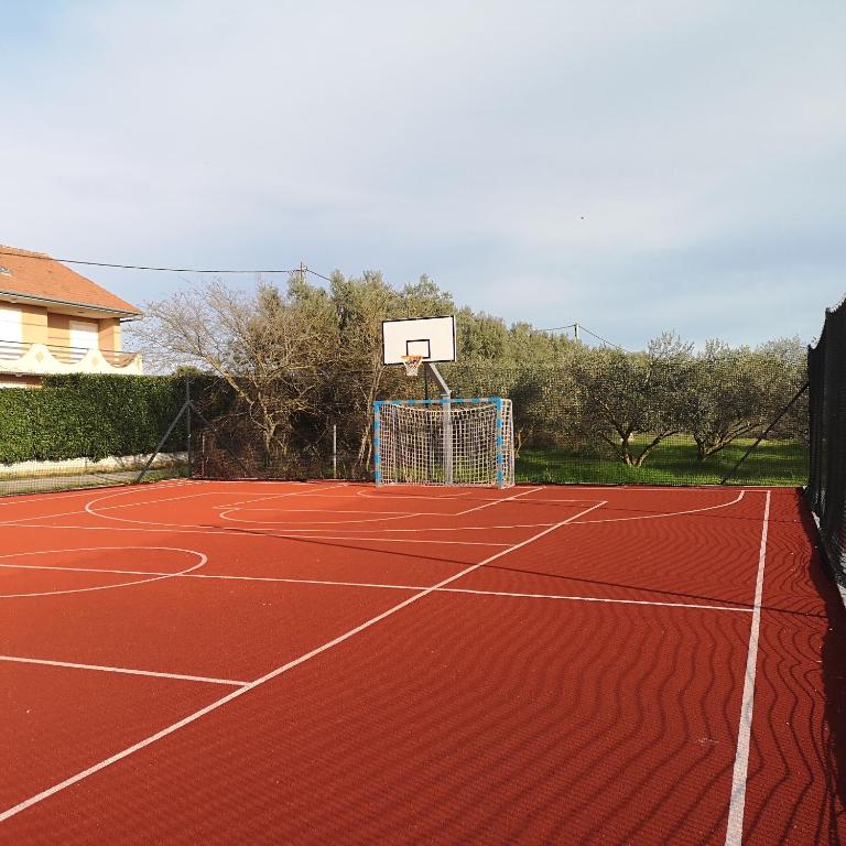 Tenis alebo squash v ubytovaní Villa Mila Biograd na Moru-Polača alebo jeho okolí