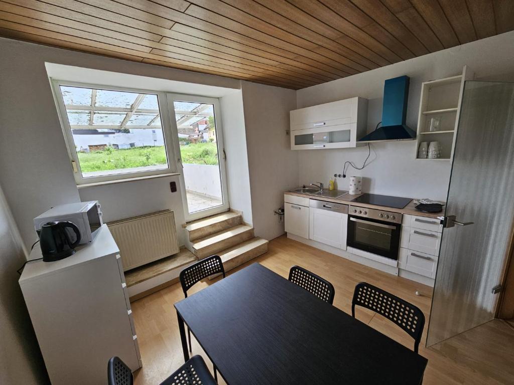 uma pequena cozinha com mesa e cadeiras num quarto em Weedenhof in Zornheim em Zornheim
