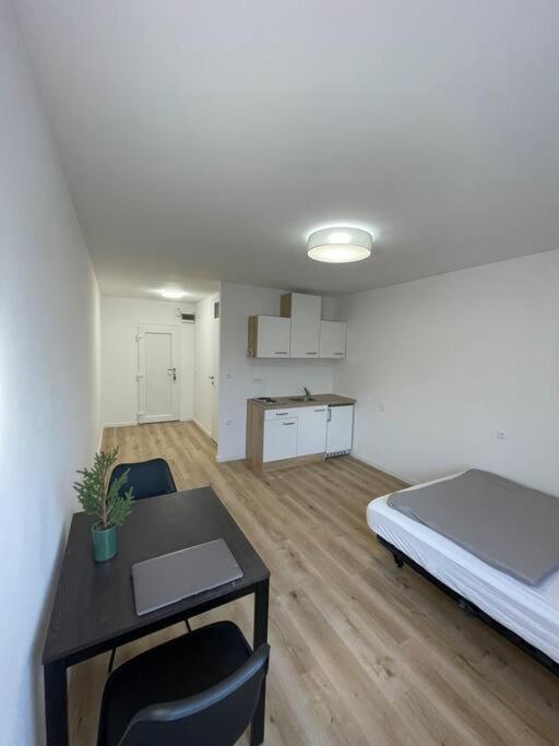 Schlafzimmer mit einem Bett, einem Tisch und Stühlen in der Unterkunft Renewed one bedroom apartment on a good location in Ljubljana