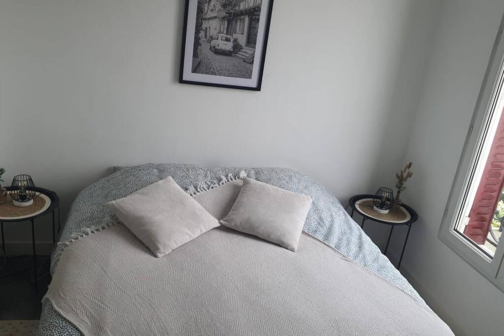 a bedroom with a bed with two pillows on it at Le Calme - Appartement 2 pièces in Alfortville